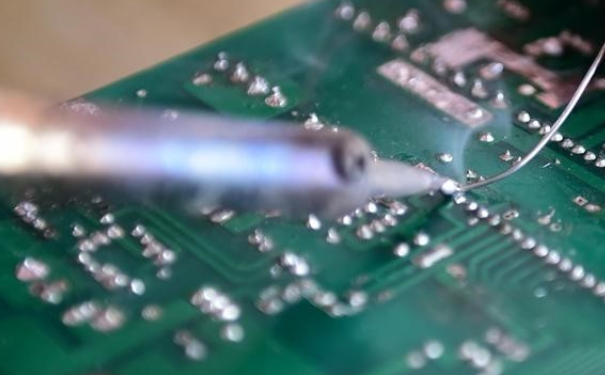 電子焊接技術(shù)中的波峰焊、回流焊區(qū)別是什么？